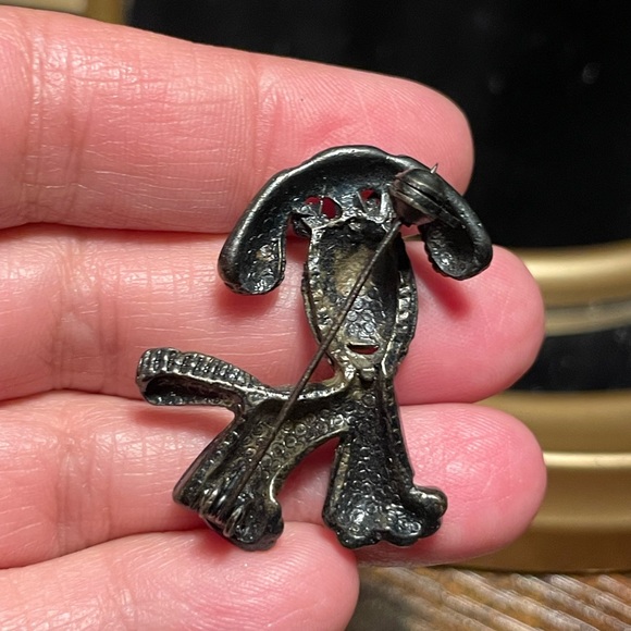 Cute metal dog pin brooch - Picture 2 of 3